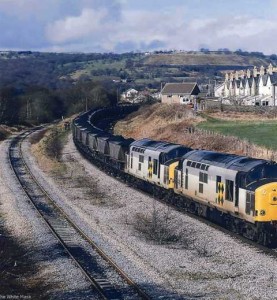 Train_passing_through_Trelewis_from_Bedlinog_area