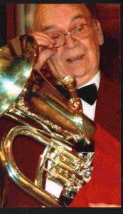 Dai_Davies_Plays_Euphonium_at_the_Pavilion,_Porthcawl_1987_edit