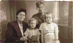 Patricia_North_with_her_parents_and_brother